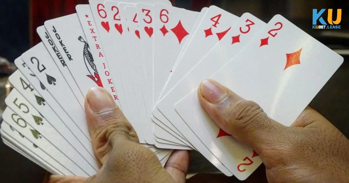 Trong các thể bài Tiến Lên, ba đôi thông và tứ quý là những thế bài lớn nhất